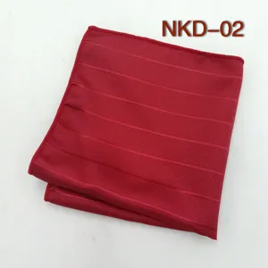 Pochette de costume rayée rouge vue détail, tissu texturé, accessoire élégant pour homme.