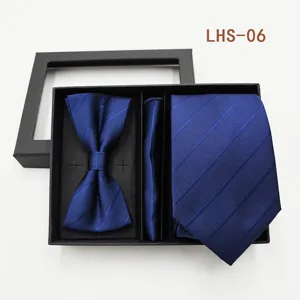 Conjunto de corbata pajarita pañuelo a rayas azul oscuro para hombre en caja de regalo.