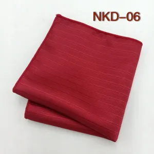 Pochette de costume rayée rouge élégante pour homme accessoire de mode formelle chic.