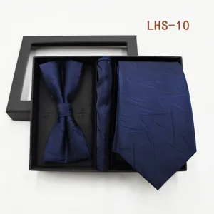 Conjunto de corbata pajarita pañuelo azul detalle, accesorio de boda con patrón elegante.