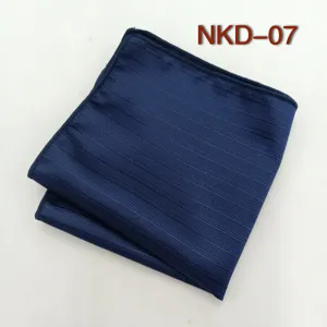 Pochette de costume rayée bleu marine pour homme, détail de mouchoir jacquard classique.