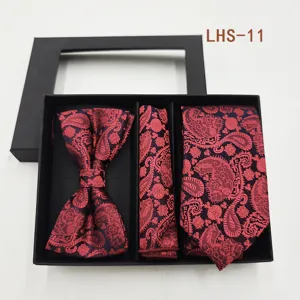 Detalle de cerca del set de regalo de corbata, pajarita y pañuelo con estampado paisley.