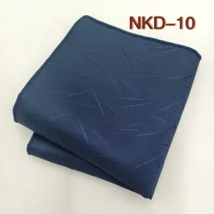 Vue détaillée de la pochette de costume bleu foncé texturée avec motif à rayures.