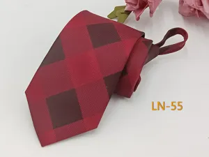 Detailed view of red plaid zipper tie featuring clear block pattern, 7cm width business wear.