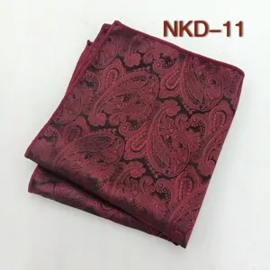 Pochette de costume bordeaux motif cachemire, mouchoir jacquard élégant pour homme formel.