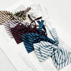 Klassische stilvolle doppellagige gestreifte JK Schleife für Damen, ideal für Uniformen.