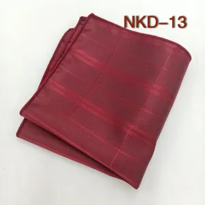 Pochette de costume homme bordeaux élégante en tissu jacquard à motifs à carreaux.