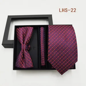 Conjunto de corbata pajarita y pañuelo de bolsillo patrón geométrico morado rojo.