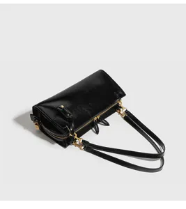 Bolso de hombro de cuero PU negro para mujer, bolso de mano liso moderno con herrajes dorados.