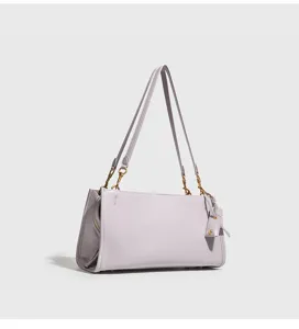 Vista detallada del elegante bolso de hombro lavanda con doble correa y accesorios de metal.
