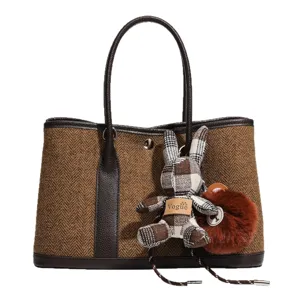 Bruine tweed shopper tas met kunstlederen afwerking en schattige pluche konijnenhanger.