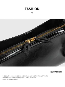 Bolso de hombro de charol negro con cremallera dorada y un diseño elegante para mujer.