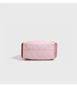 Pink quilted leather shoulder bag detail, stylish diamond lattice pattern commuting bag.