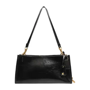 Bolso de hombro bajo el brazo de charol negro vista principal, estilo de moda minimalista.