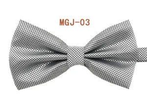 Dettaglio di un papillon grigio argento con motivo a griglia per abito formale e matrimoni.