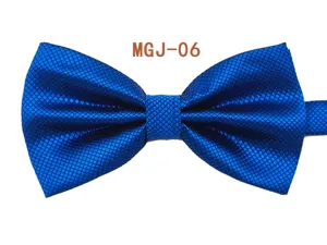 Dettaglio farfallino blu strutturato, elegante accessorio maschile per abbigliamento formale.