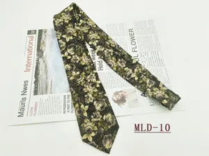 Vista dettagliata della cravativa floreale in cotone vintage, con stampa squisita stile 8cm.