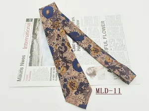 Vista dettagliata di cravatta da uomo con stampa floreale vintage in cotone marrone.