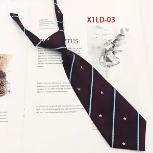 Cravatta corta JK da donna stile college bordeaux con righe jacquard e stelle bianche.