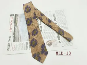 Vista dettagliata di una cravatta casual da uomo in cotone con stampa floreale vintage.