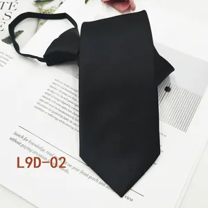 Dettaglio di una cravatta nera con cerniera, design formale ed elegante per affari.