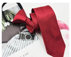 Corbata clásica lisa de color burdeos efecto seda para hombre, elegante accesorio formal.