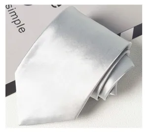 Gros plan d'une cravate unie gris clair en soie polyester pour hommes tenue formelle.