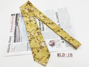 Vista dettagliata della cravatta da uomo vintage floreale in cotone larghezza 8cm stampa floreale