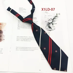 Cravatta per uniforme scolastica preannodata con righe rosso-bianche e ricamo a corona.
