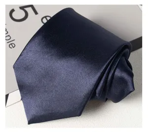 Cravate unie bleu marine fonce pour hommes detail gros plan vetement formel daffaires.