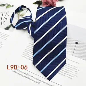 Elegante cravatta da uomo d'affari in blu scuro con classiche strisce diagonali bianche.