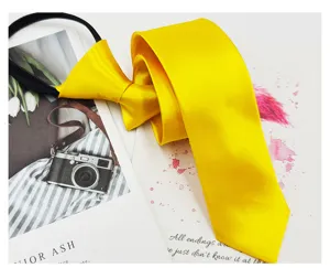 Detalle de corbata con cremallera de satén amarillo muestra textura brillante y diseño estrecho.