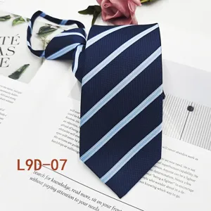 Primo piano dettagliato di una cravatta con zip da uomo elegante con righe blu.