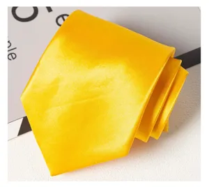 Vue detaillee d'une cravate homme jaune vif unie de type arrow, accessoire d'affaires