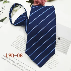 Primo piano di una cravatta con zip da uomo blu scuro classica con fini righe diagonali bianche.