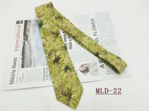 Dettaglio in primo piano della cravatta in cotone con stampa floreale, stile retro.