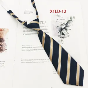 Dettaglio cravatta JK a righe blu scuro, cravatta corta pre-annodata donna e bambini.