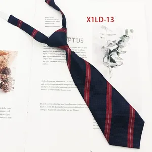 Cravatta JK da scuola preannodata da donna, blu scuro con righe rosse, in jacquard.