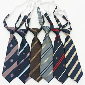 Cravatta preannodata per uniforme scolastica JK con eleganti righe e ricami di corona.
