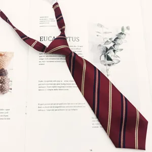 Cravatta JK a righe rosse per donne e bambini, cravatta corta preannodata stile college.