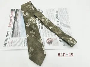 Vista dettagliata di cravatta da uomo in cotone con stampa floreale vintage, 8cm.
