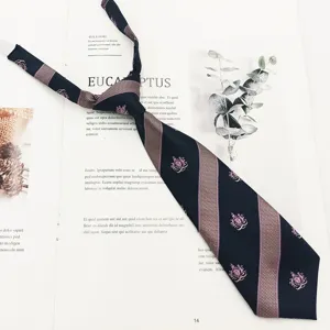 Cravatta preannodata da ragazza cravatta a righe stile uniforme scolastico giapponese.