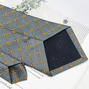 Cravatta da uomo business jacquard con un elegante motivo a griglia geometrica grigio-giallo.