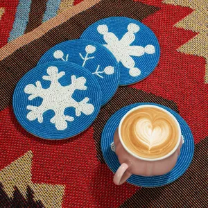 Dessous de Verre en Perles de Verre Fait Main Motif Flocon de Neige Tapis Rond pour Tasse de Thé Décoration de Bureau Créative Cadeau de Noël Accessoires de Table