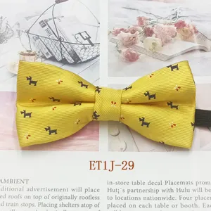 Nœud papillon jaune pour enfants avec motif de chien et de fleurs, idéal pour les fêtes.