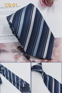 Primo piano dettagliato della trama della cravatta in seta a righe blu e del nodo.