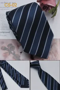 Dettaglio in primo piano della cravata in seta a righe con tessitura jacquard fine.
