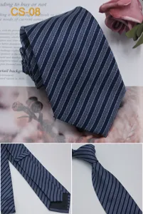 Cravatta da uomo in seta con righe blu classiche per abbigliamento formale aziendale.