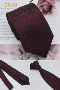 Primo piano di una cravatta in seta rosso scuro con dettagli geometrici in jacquard.