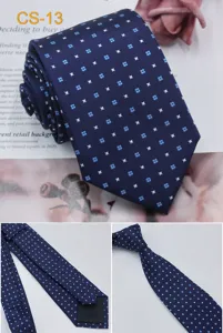 Primo piano ravvicinato della cravatta in seta blu scuro con motivo geometrico e retro.